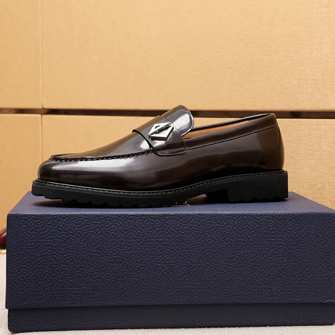 Men's shoes 💰460 💐 Product trademark: Dior "Dior" casual leather shoes Regular size: 39-44 (38.45🉑️customized) Product materials: Selected Italian imported first-layer open-edge beaded cowhide upper + classic hardware buckle, imported water-dyed cowhide lining. Strong three-dimensional visual effect, foam outsole Color: 2⃣️colors available